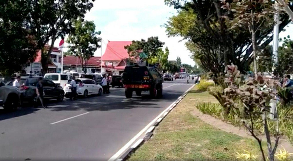Indonesian police shot dead four men on Wednesday after they used samurai swords to attack officers at Riau police headquarters in Pekanbaru, Sumatra