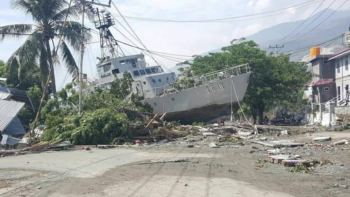 Indonesia Navy' patrol boat KRI Andau (FPB-57 class) washed ashore by Palu' Tsunami   