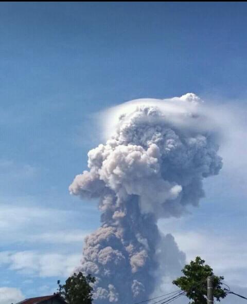 Mount Soputan, in North Sulawesi has just erupted this morning at 08:47 local time. @BNPB_Indonesia says the level status at 3 (Alert).   