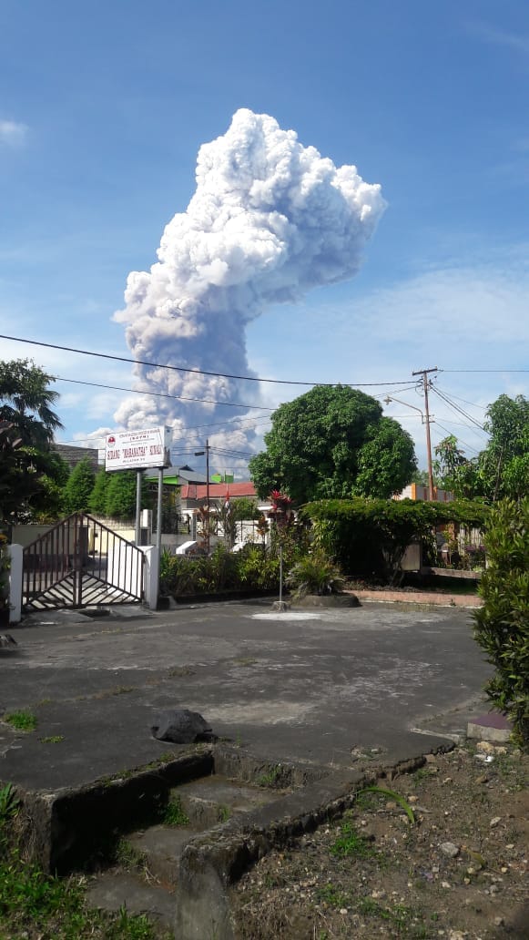 Mount Soputan, in North Sulawesi has just erupted this morning at 08:47 local time. @BNPB_Indonesia says the level status at 3 (Alert).   