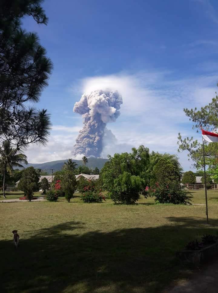 Mount Soputan, in North Sulawesi has just erupted this morning at 08:47 local time. @BNPB_Indonesia says the level status at 3 (Alert).   