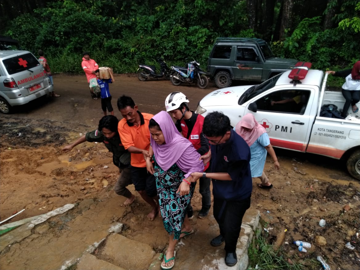 One week after the Krakatoa tsunami in Indonesia, the number of casualties is   426 with some 7,202 injured and 40,386 people evacuated.   Over 400 @palangmerah staff and volunteers continue to provide life-saving support to the survivors. 