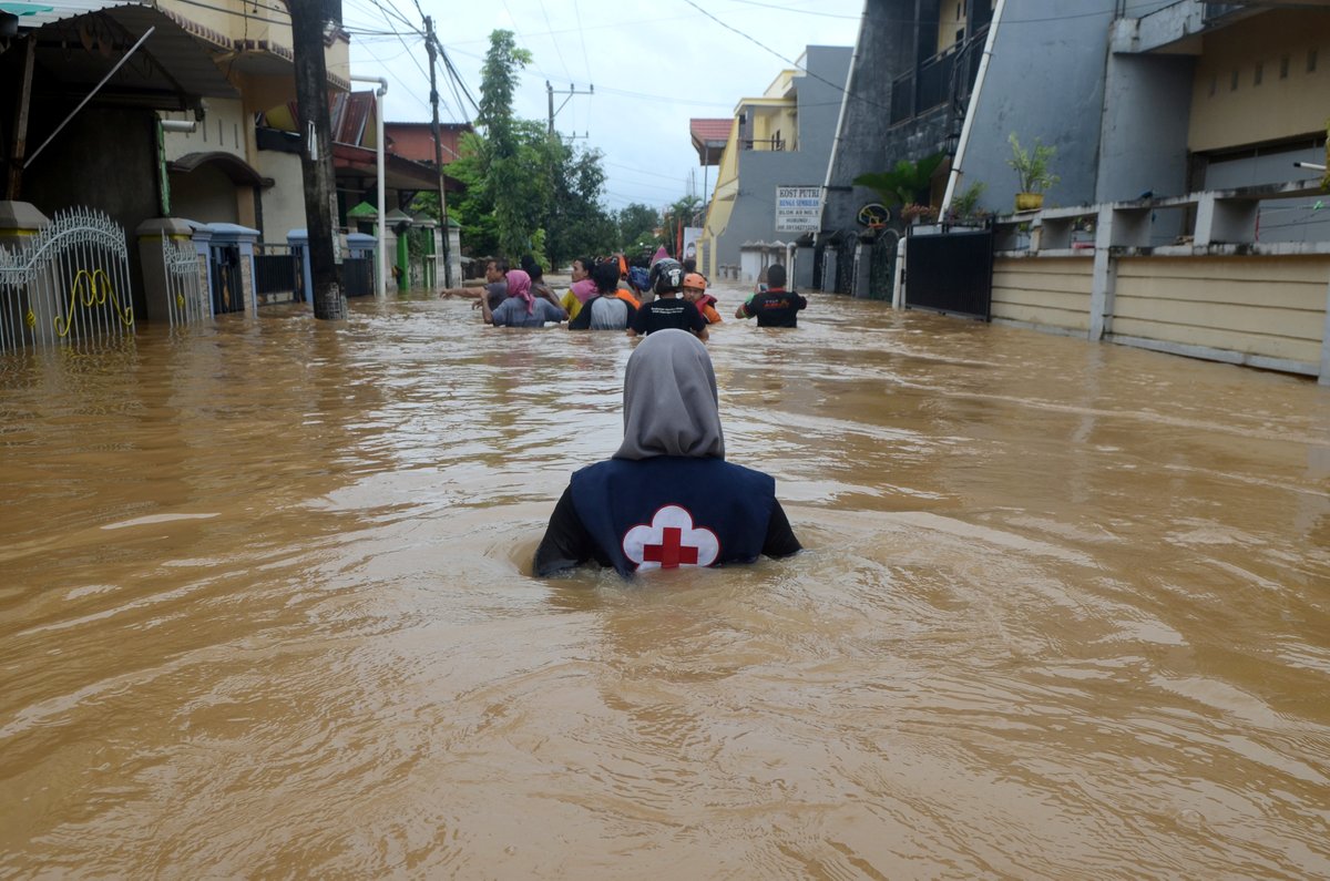 South Sulawesi : Indonesian rescuers hunt for survivors as death toll from floods and landslides rises    