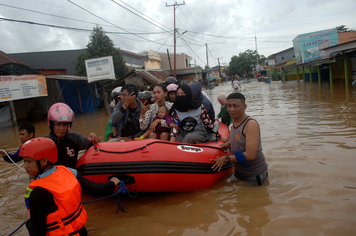 South Sulawesi : Indonesian rescuers hunt for survivors as death toll from floods and landslides rises    