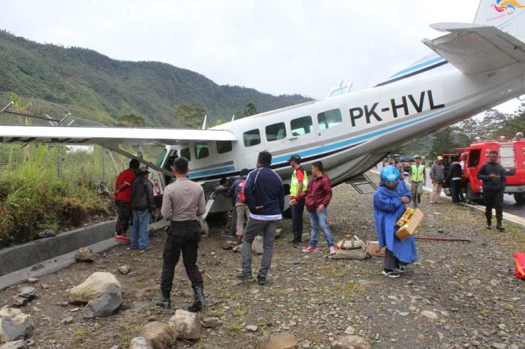 Dimonim Air Cessna C208 Caravan (PK-HVL) ran off the side of the runway on landing at Mulia Airport, Papua, Indonesia carrying 11. All escaped unhurt. Possible tire failure was cited as cause. Damage is considered repairable.