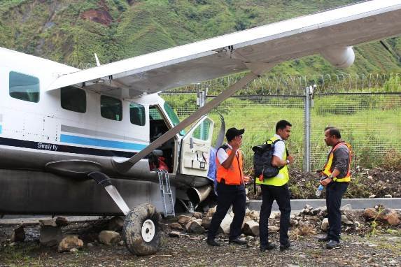 Dimonim Air Cessna C208 Caravan (PK-HVL) ran off the side of the runway on landing at Mulia Airport, Papua, Indonesia carrying 11. All escaped unhurt. Possible tire failure was cited as cause. Damage is considered repairable.